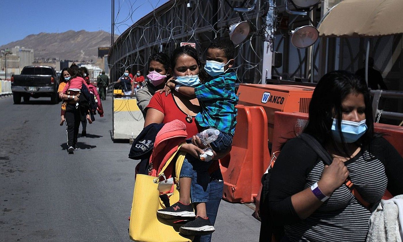 Zenbait migratzaile, oinez, Ciudad Juarez hirian (Mexiko). LUIS TORRES / EFE.