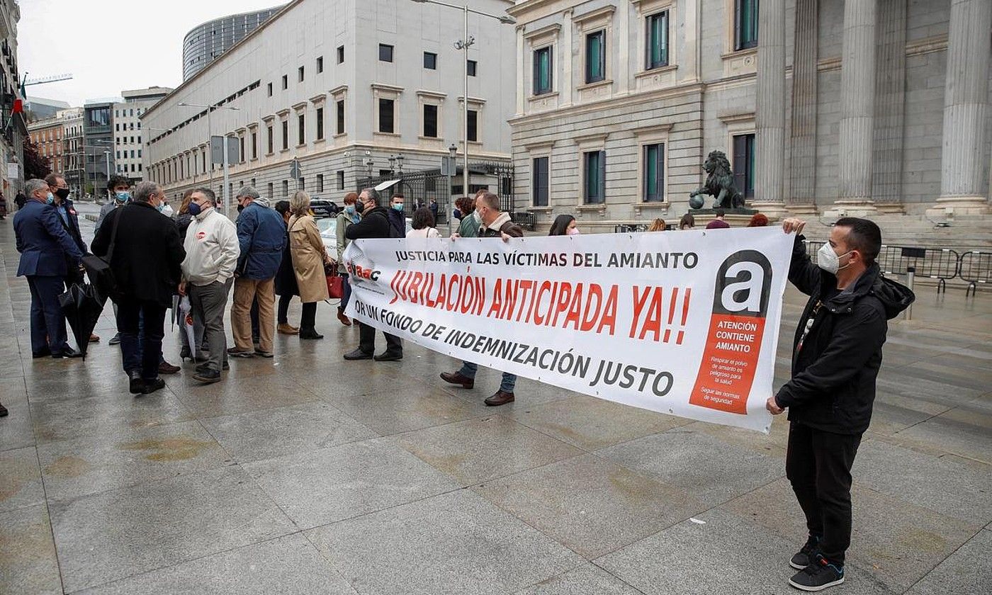 Amiantoaren biktimen elkarte baten protesta, atzo, Espainiako Kongresuaren aurrean, Madrilen. JUAN CARLOS HIDALGO / EFE.