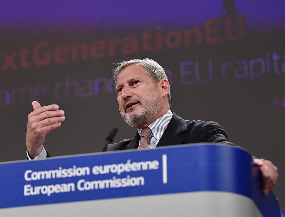 Johannes Hahn komisarioa, atzo Bruselan eginiko agerraldian. JOHN THYS / EFE. Johannes Hahn komisarioa, atzo Bruselan eginiko agerraldian. JOHN THYS / EFE.