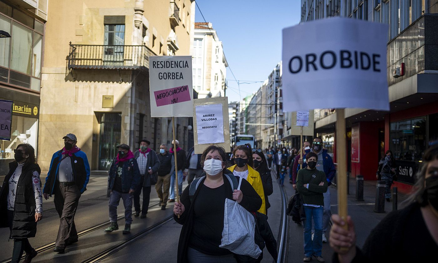 ELA, LAB, CCOO eta UGT sindikatuek deituta, giza kate bat egin zuten atzo, Gasteizen. JAIZKI FONTANEDA / FOKU.