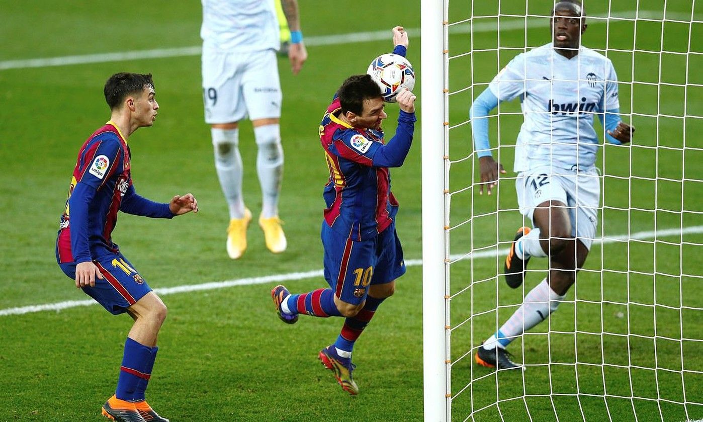 Leo Messi errematea egin nahian zutoin batetik gertu, sasoi honetako ligan. ENRIC FONTCUBERTA / EFE. Leo Messi errematea egin nahian zutoin batetik gertu, sasoi honetako ligan. ENRIC FONTCUBERTA / EFE.