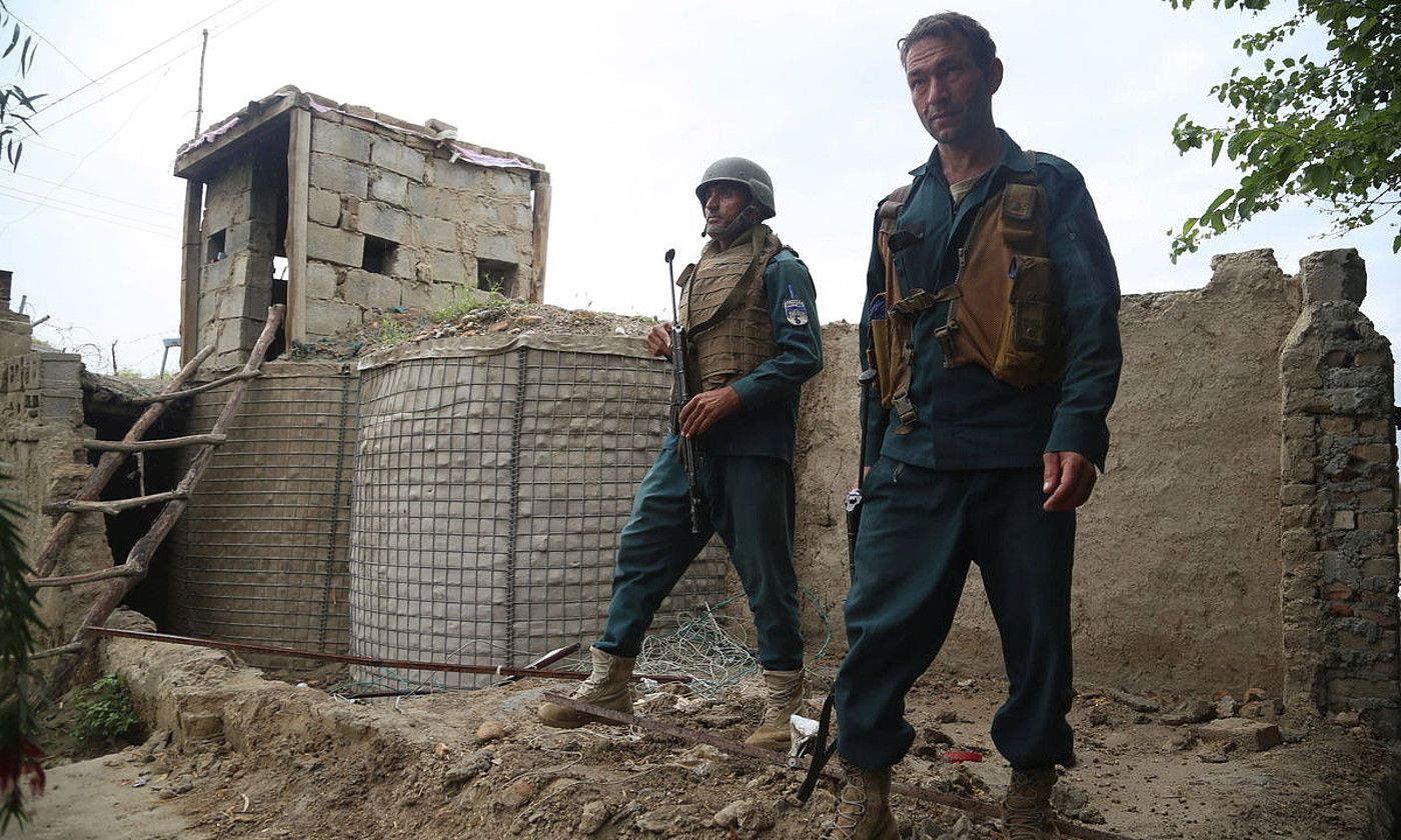 Afganistango armadaren bi soldadu kontrol postu batean, Jalalabad hirian. GHULAMULLAH HABIBI / EFE.