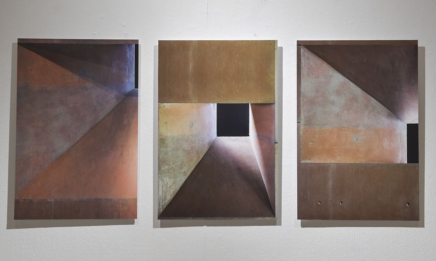 Oteiza museoaren hiru argazki, Maria Jose Gurbindo artistaren erakusketan. IDOIA ZABALETA / FOKU. Oteiza museoaren hiru argazki, Maria Jose Gurbindo artistaren erakusketan. IDOIA ZABALETA / FOKU.