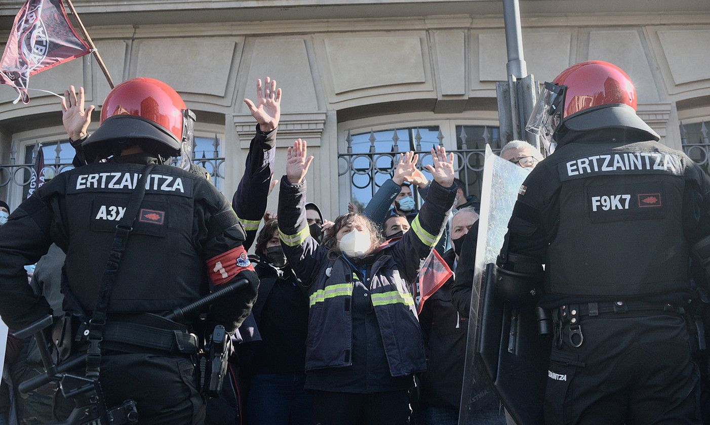 Tentsio uneak izan ziren Ertzaintzak batzordeko kideei legebiltzarrera sartzea galarazi zienean, eta oldartu egin zitzaien gero langileei. ANDONI LUBAKI / FOKU.