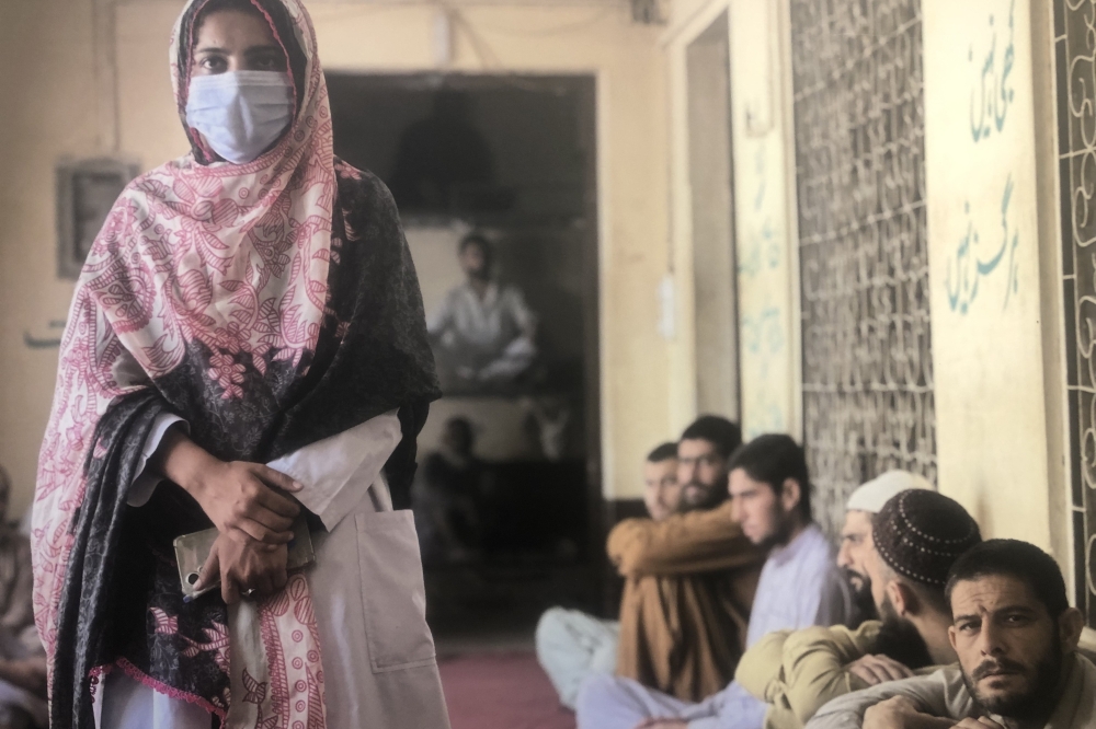 Saba Gul Peshawarren duen desintoxikazio zentroan. Saba Gul Peshawarren duen desintoxikazio zentroan.
