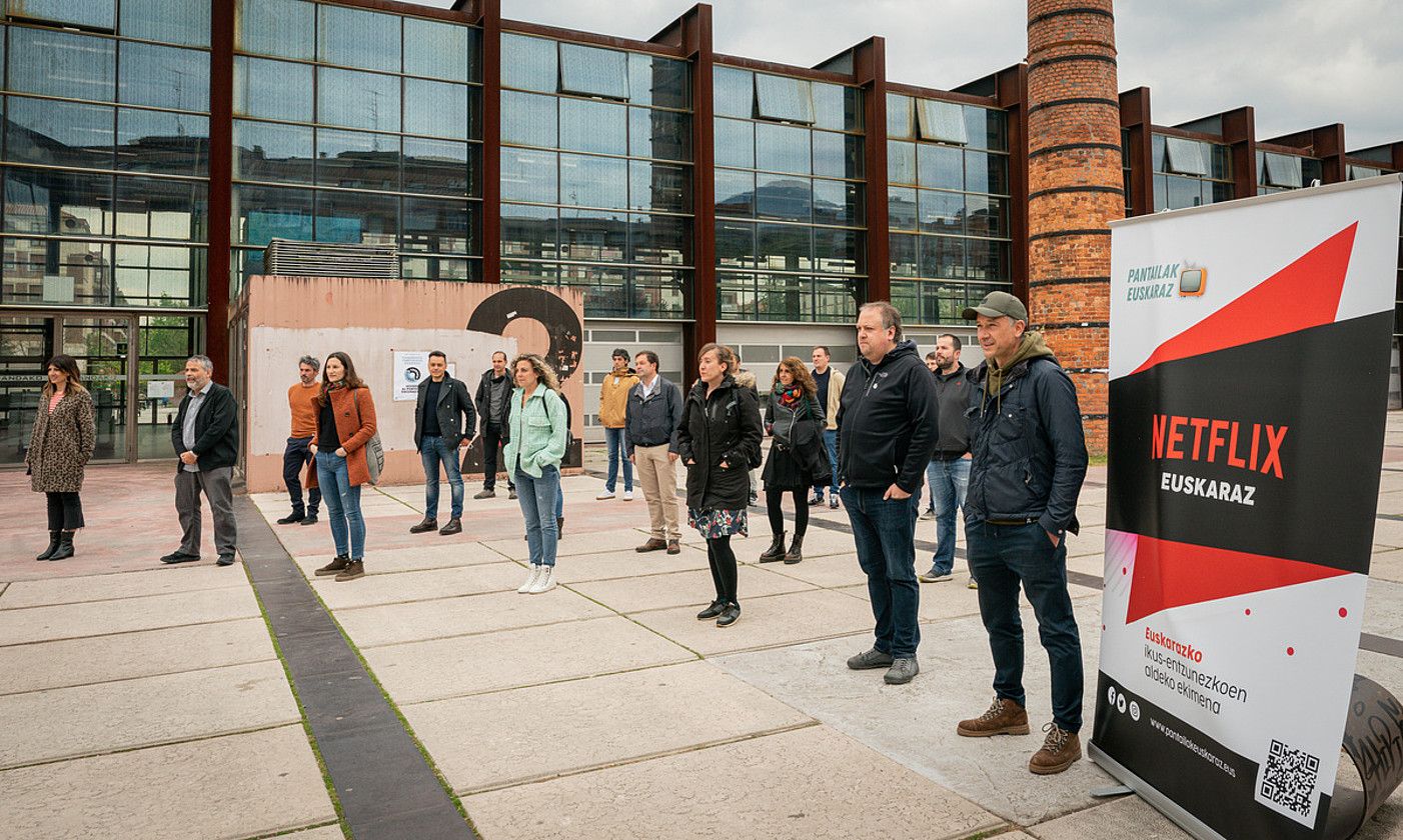 Hamasei eragileren babesarekin egin zuen atzo agerraldia Netflix Euskaraz taldeak, Durangon (Bizkaia). E. PORTILLO / FOKU. Hamasei eragileren babesarekin egin zuen atzo agerraldia Netflix Euskaraz taldeak, Durangon (Bizkaia). E. PORTILLO / FOKU.