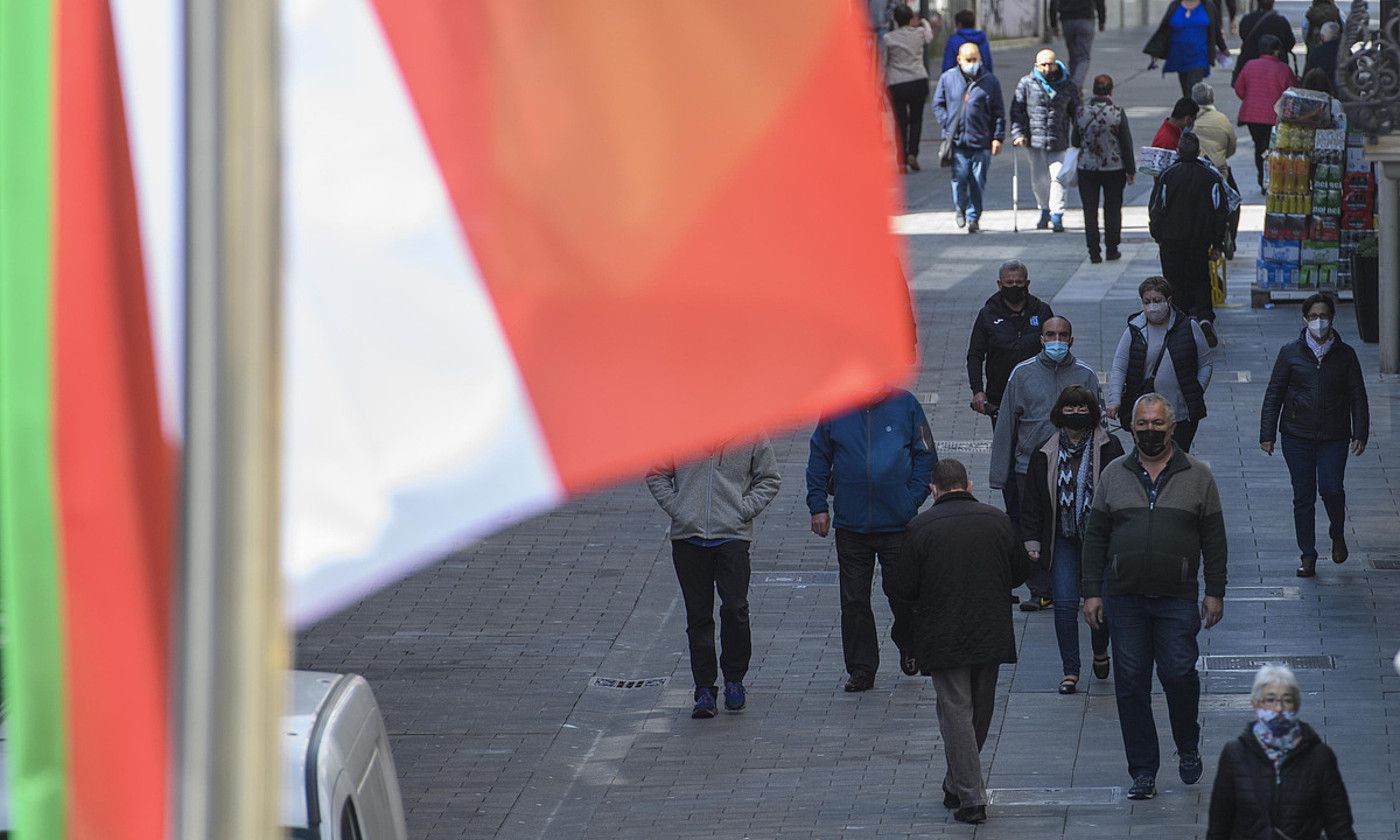 Herritarrak Beasaingo (Gipuzkoa) kaleetatik paseatzen. JON URBE/ FOKU.