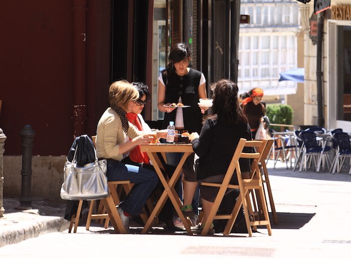 Gasteizko taberna bateko terraza. Artxiboko irudia.