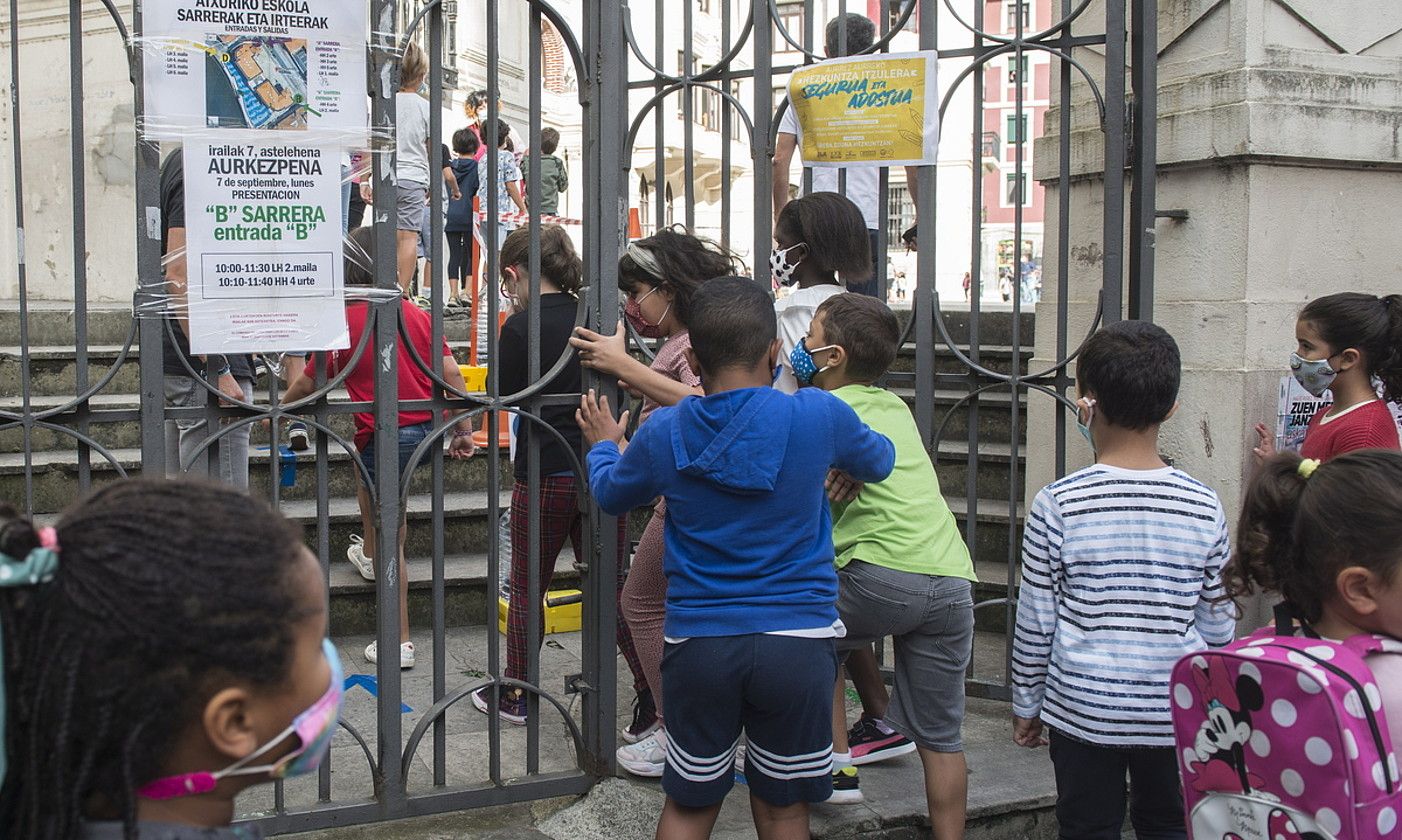 Bilboko eskola atari bat, ikasturte honen hasieran. Haurrak gero eta gehiago ari ziren euskara erabiltzen eskolaz kanpo, baina gorakada gelditu egin da, azken neurketaren arabera. RAUL BOGAJO / FOKU.