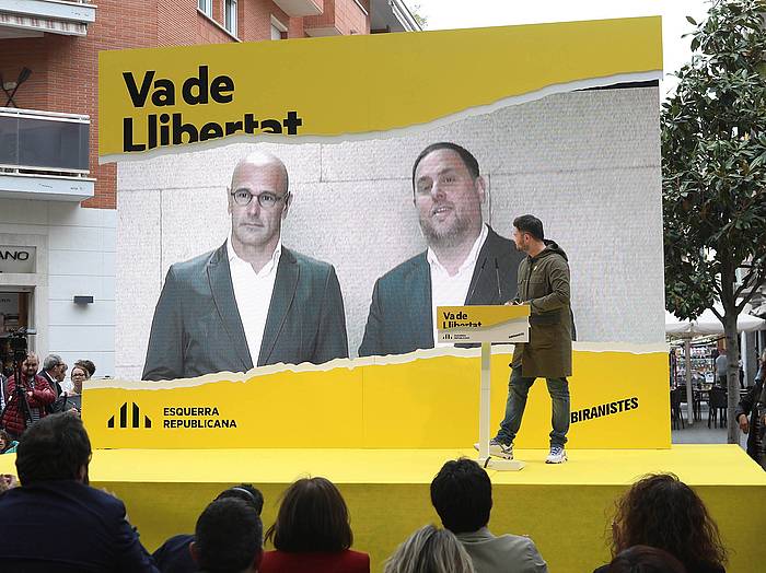 Raul Romeva eta Oriol Junqueras bideo bidez ERCren kapainako ekitaldi batean parte hartzen, apirilaren 21ean. JAUME SELLART, EFE