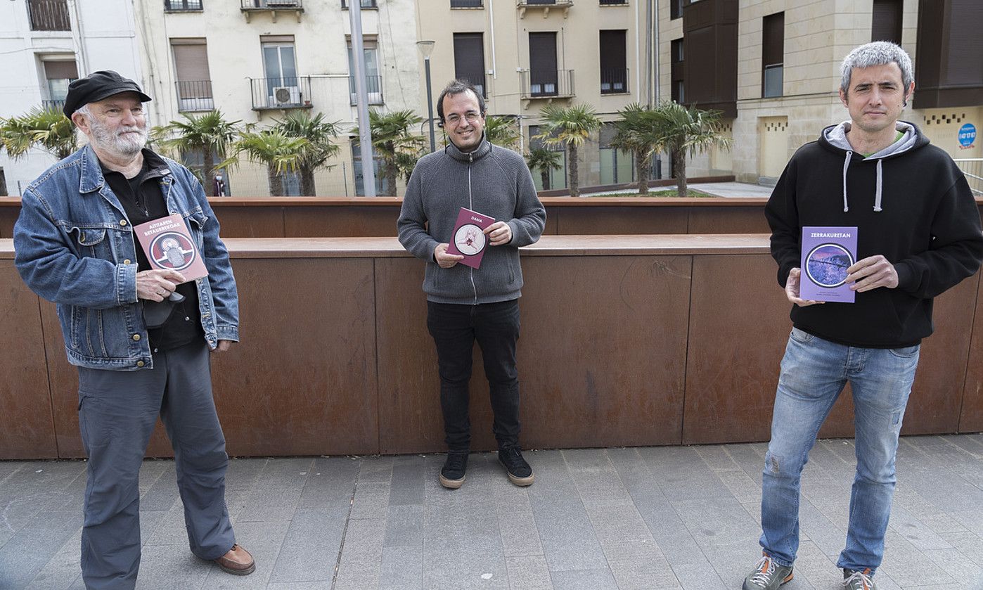 Agus Perez, Jon Gerediaga eta Gaizka Sarasola, bildumako lan berriak eskuetan, atzo, Donostian. GORKA RUBIO / FOKU.