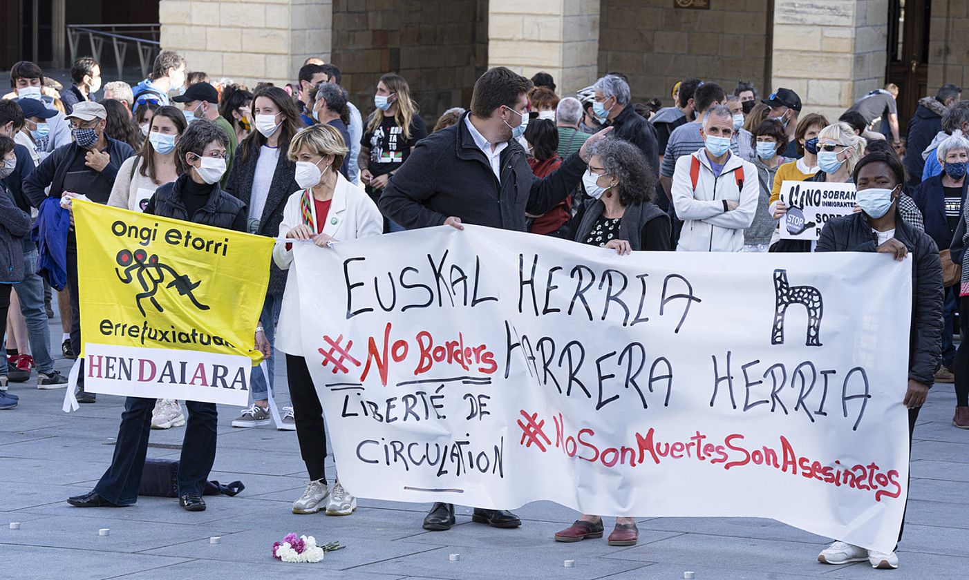 Irunen hildako etorkinaren heriotza salatzeko protesta, atzo. J. MANTEROLA / FOKU.