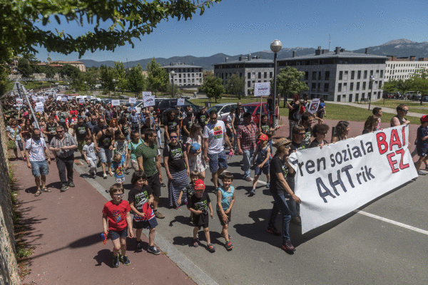 AHTaren aurka, eta tren sozialaren aldeko manifestazioa, iaz, Agurainen. JUANAN RUIZ / FOKU