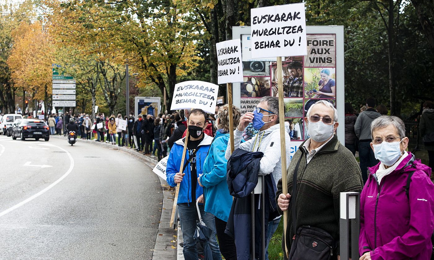 Euskarazko irakaskuntza defendatzeko giza katea, iazko urrian. G. FAUVEAU.