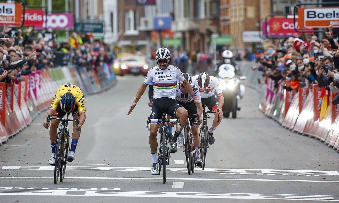 Julian Alaphilippe goizegi hasi zen ospatzen garaipena iazko Lieja-Bastogne-Liejan, eta Primoz Roglicek aurrea hartu zion azken pedal kolpean. JULIEN WARNAND / EFE.