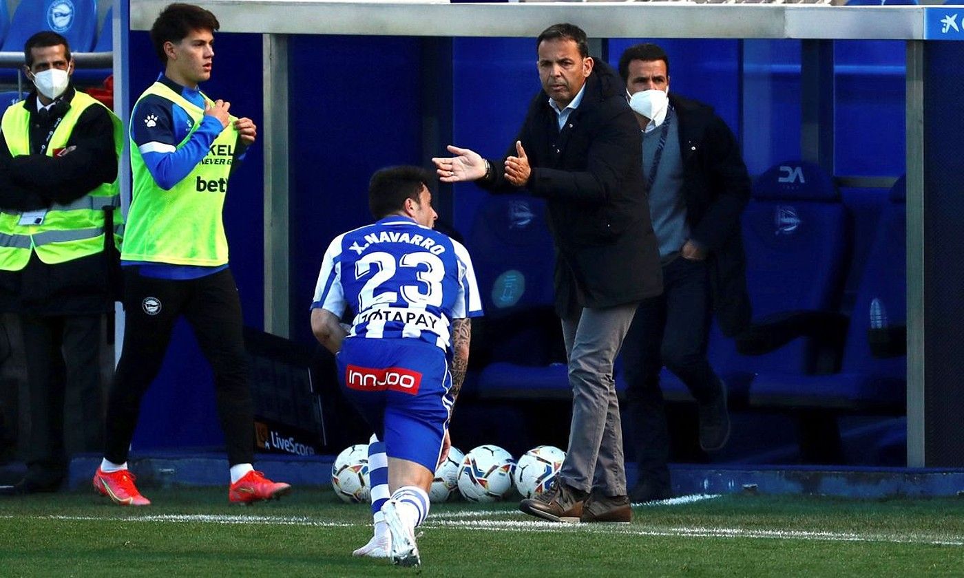 Javi Calleja Alaveseko teknikaria aginduak ematen aurreko igandean, Huescaren aurkako lehian. DAVID AGUILAR / EFE.