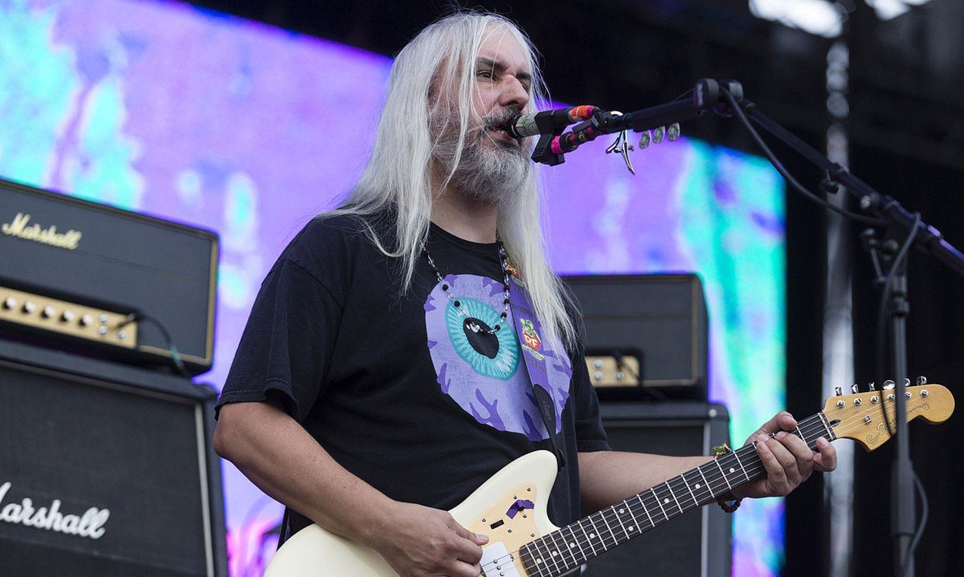 J Mascis Dinosaur Jr. taldeko gitarrista eta kantaria Benicassimgo jaialdian (Herrialde Katalanak), 2017ko udan emandako kontzertuan. DOMENCH CASTELLO / EFE.