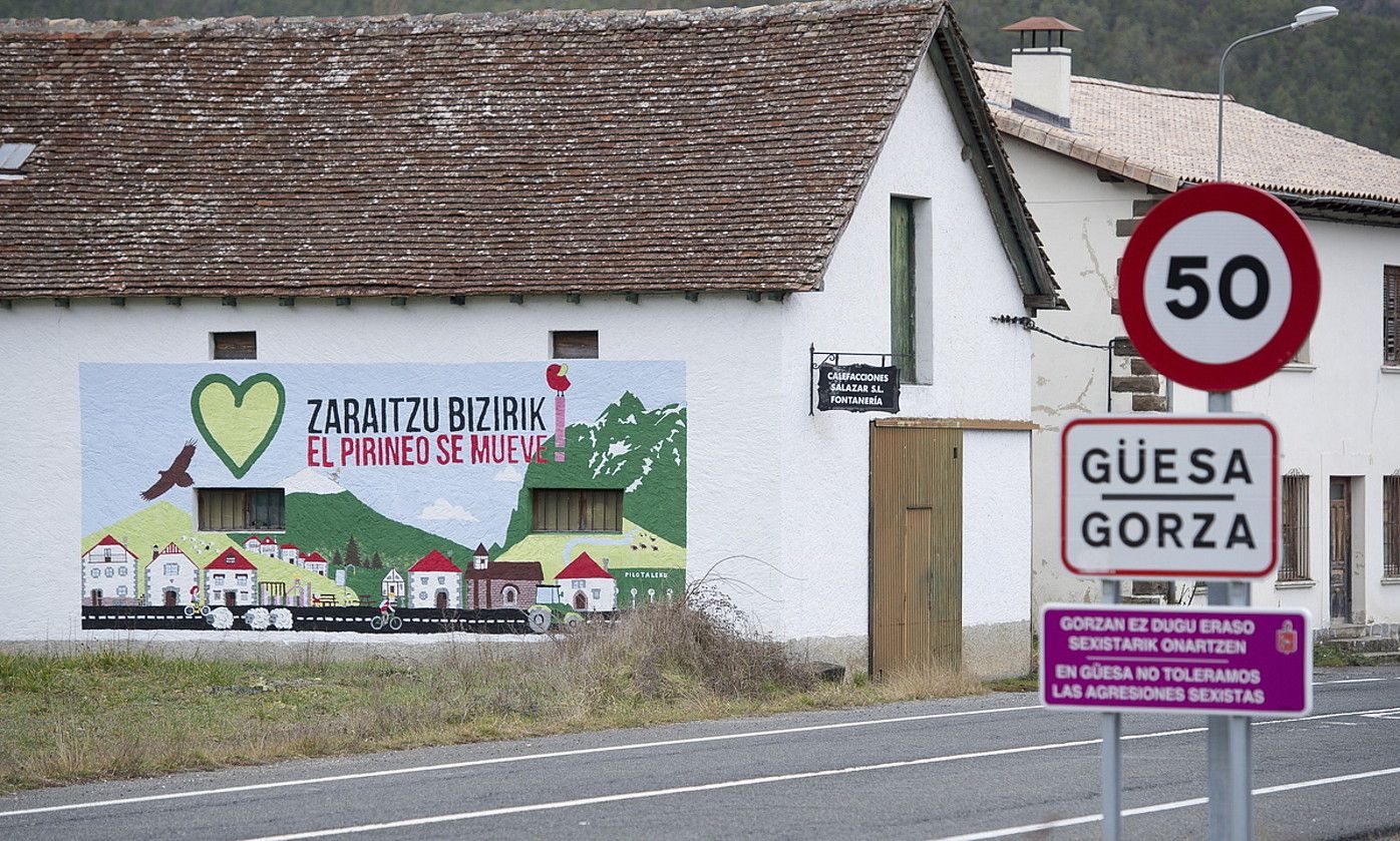 Pirinioetan bizitzearen aldeko horma irudi bat, Gorzan, Zaraitzun. IÑIGO URIZ/ FOKU.