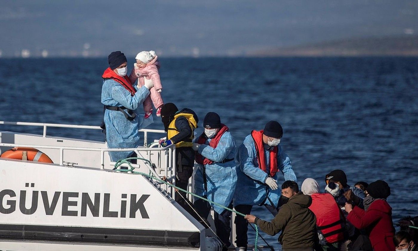 Turkiako kostazainak migratzaile talde bati laguntzen. ERDEM SAHIN / EFE.