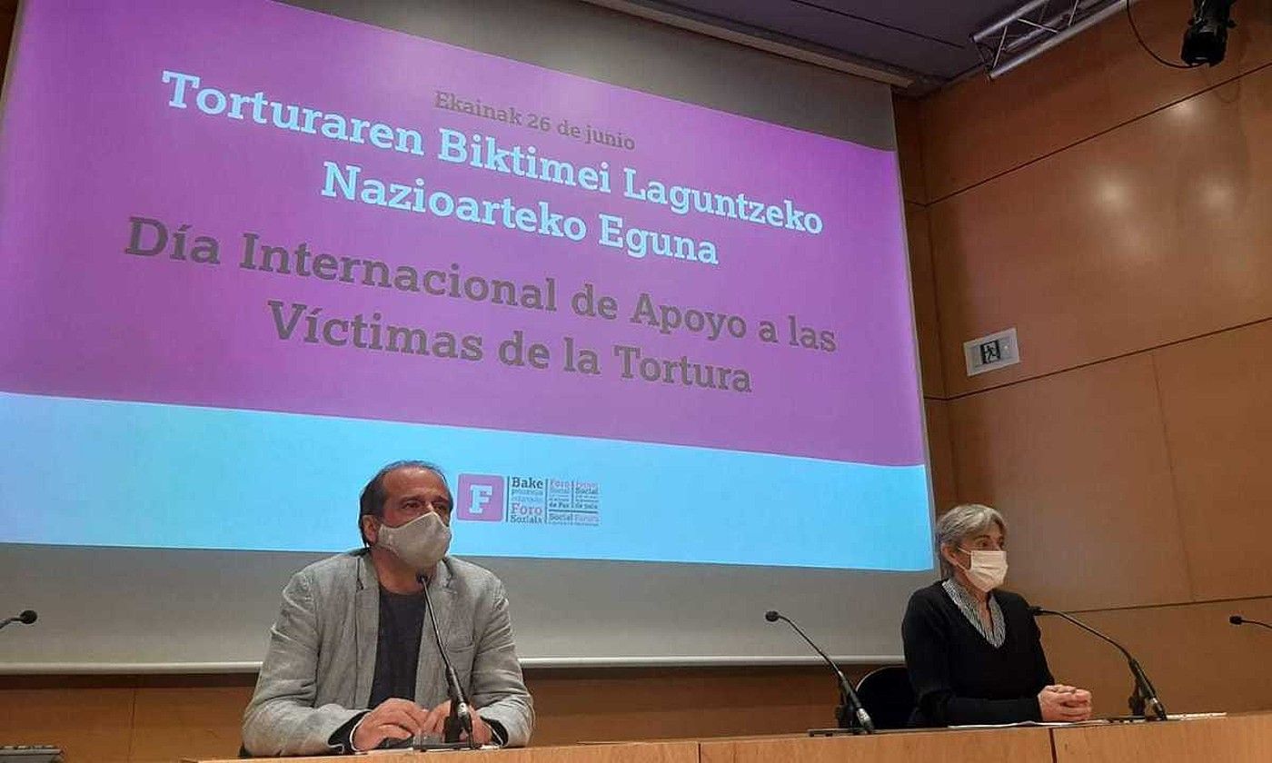 Agus Hernan eta Nekane Altzelai Foro Sozial Iraunkorreko kideak. BERRIA.