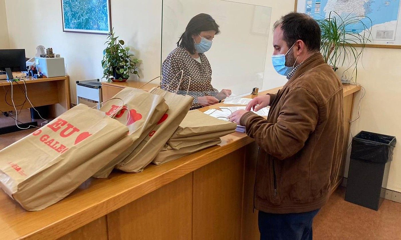 Galiziako 33.000 herritarren sinadura erregistratu dituzte, galegozko edukiak eskatzeko. HIZKUNTZ NORMALIZAZIOAREN MAHAIA. Galiziako 33.000 herritarren sinadura erregistratu dituzte, galegozko edukiak eskatzeko. HIZKUNTZ NORMALIZAZIOAREN MAHAIA.
