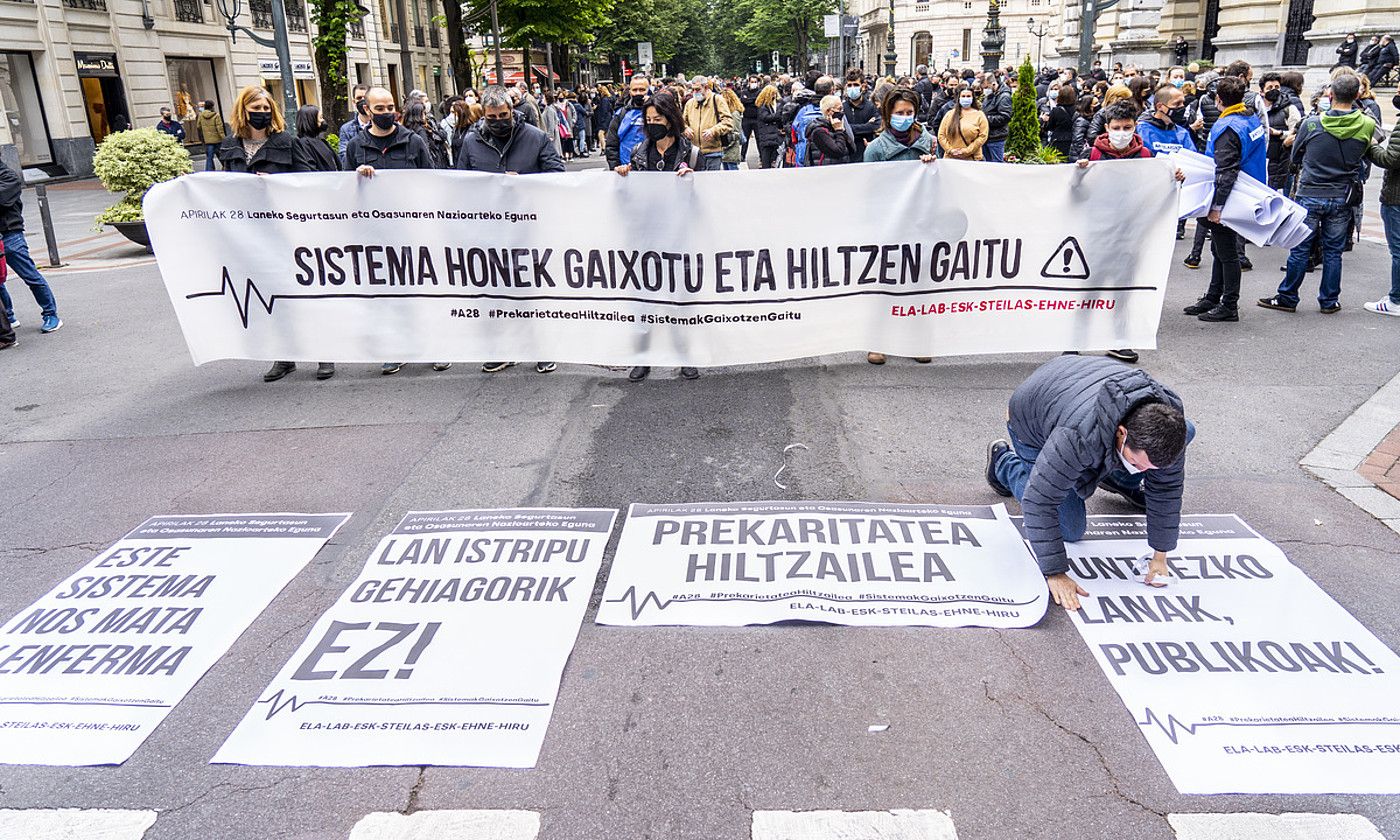 ELAk, LABek, ESK-k, Steilasek, EHNEk eta Hiruk atzo goizean Bilboko Kale Nagusian antolatu zuten manifestazioko pankarta. MARISOL RAMIREZ / FOKU. ELAk, LABek, ESK-k, Steilasek, EHNEk eta Hiruk atzo goizean Bilboko Kale Nagusian antolatu zuten manifestazioko pankarta. MARISOL RAMIREZ / FOKU.