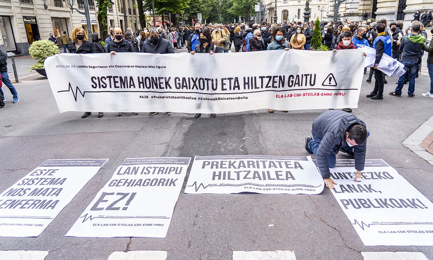 ELAk, LABek, ESK-k, Steilasek, EHNEk eta Hiruk atzo goizean Bilboko Kale Nagusian antolatu zuten manifestazioko pankarta. MARISOL RAMIREZ / FOKU.