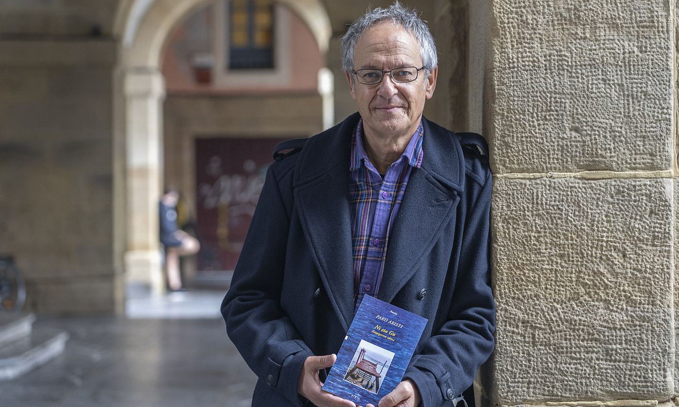 Pako Aristi, atzo, Donostian, poema liburua aurkeztu aurretik. ANDONI CANELLADA / FOKU. Pako Aristi, atzo, Donostian, poema liburua aurkeztu aurretik. ANDONI CANELLADA / FOKU.