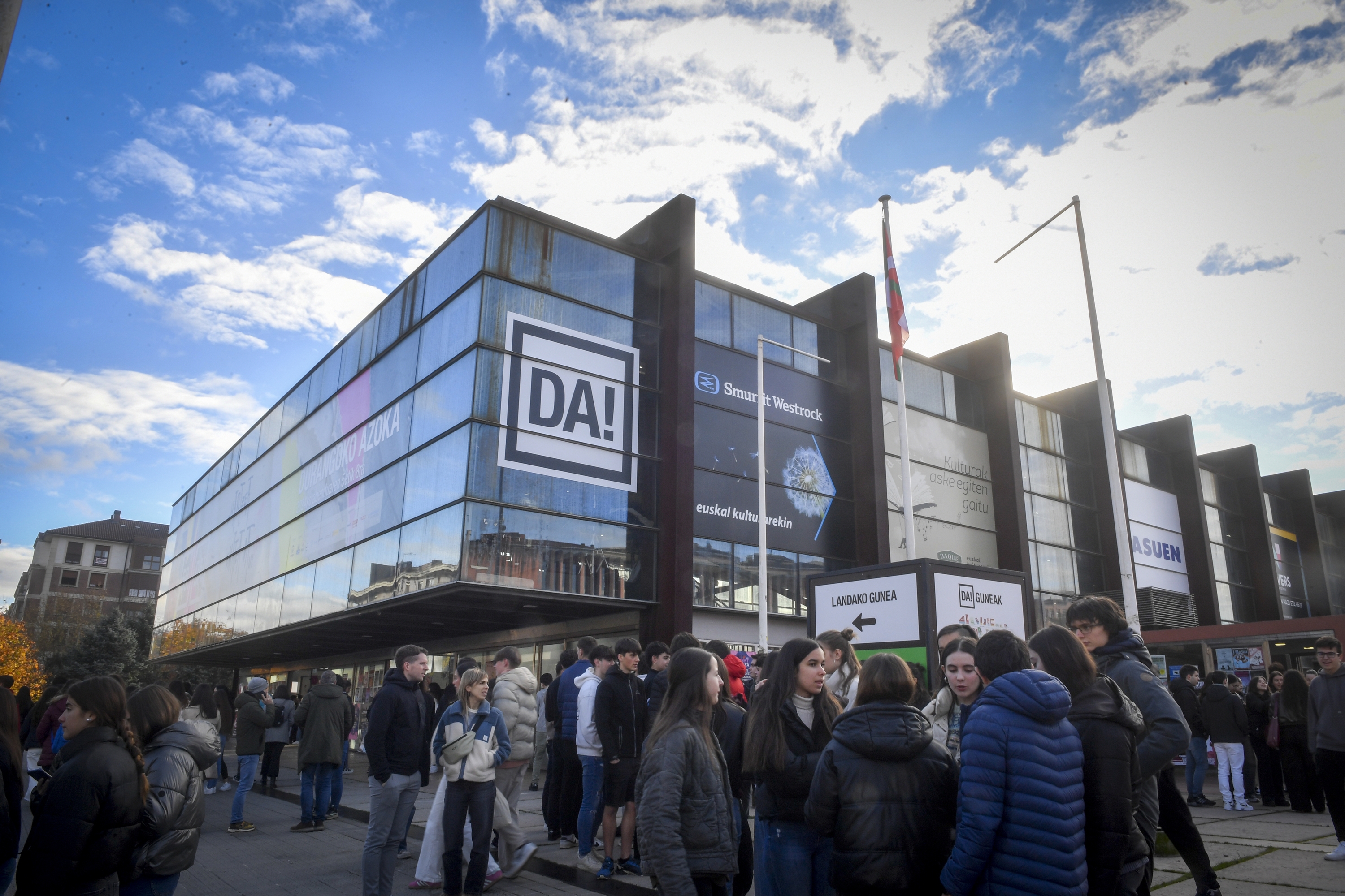 Ateak zabaltzeko esperoan