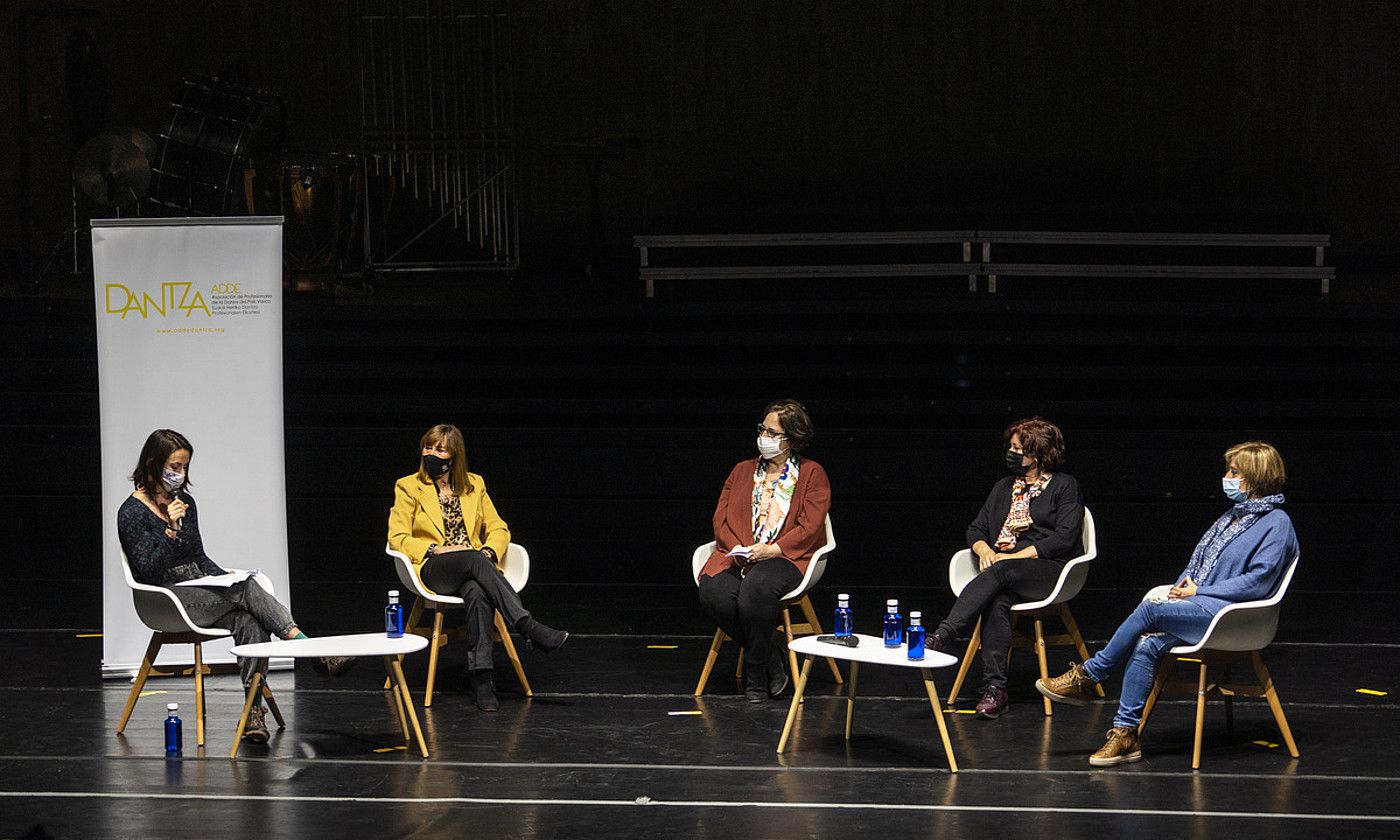 Laura Etxebarria, Ana Rosa Tercero, Alicia Gomez eta Ana Remiro dantzariak, atzoko ekitaldian, Bilbon. MARISOL RAMIREZ / FOKU.