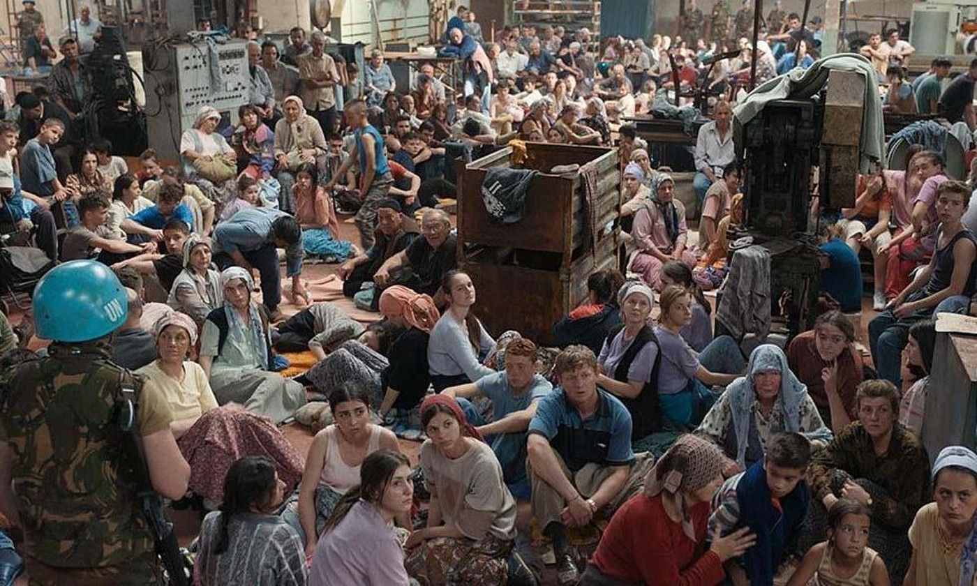 Balkanetako gerra kontatzen da filmean. Irudian, milaka eta milaka herritar, serbiarren armadaren erasoetatik babesteko ezkutatuta. QUO VADIS, AIDA?. Balkanetako gerra kontatzen da filmean. Irudian, milaka eta milaka herritar, serbiarren armadaren erasoetatik babesteko ezkutatuta. QUO VADIS, AIDA?.