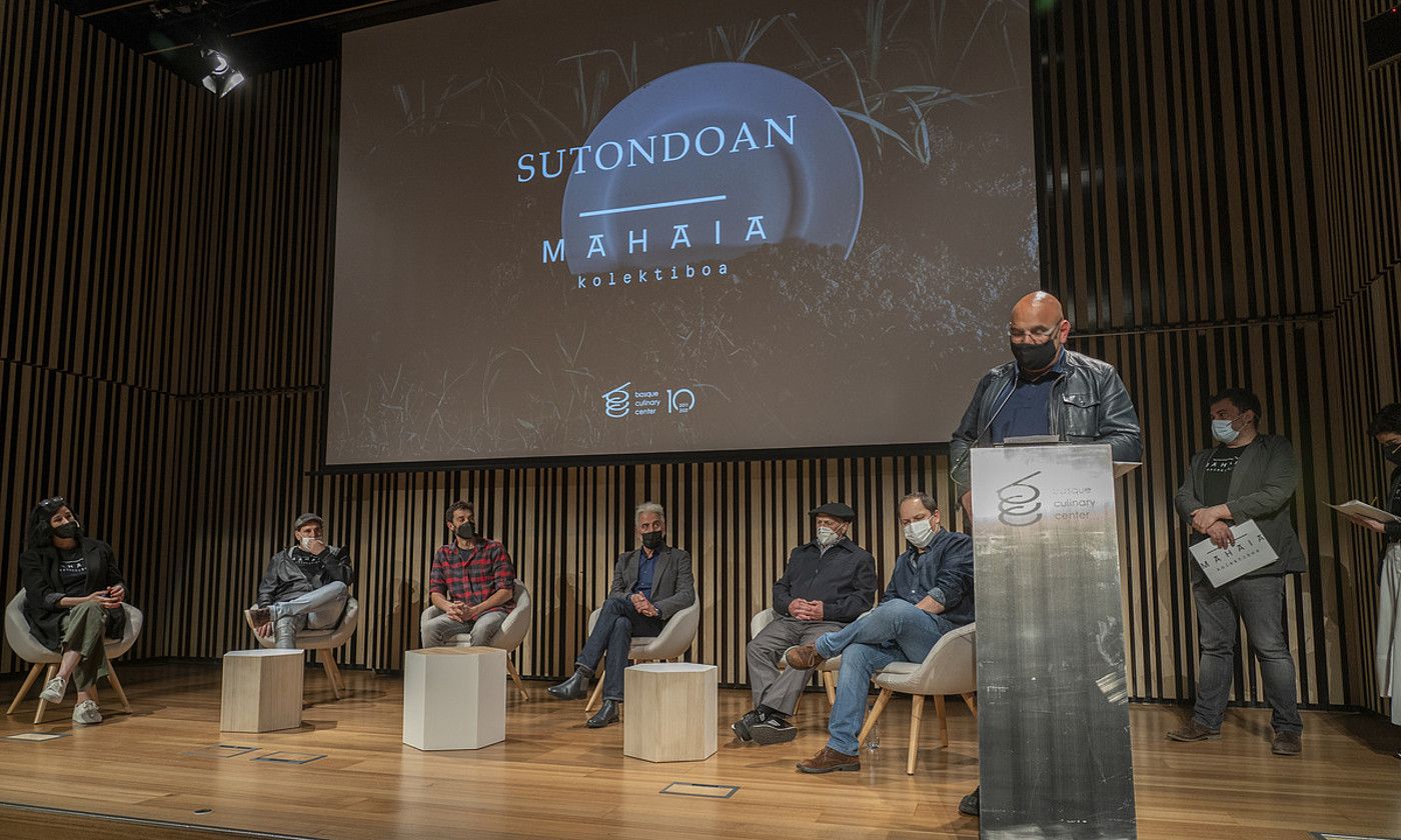 Mahaia kolektiboko kideak, eta Sutondoan liburuaren idazlea eta argazkilaria, liburua aurkezteko mahai inguruan, BCCko auditoriumean. ANDONI CANELLADA / FOKU.