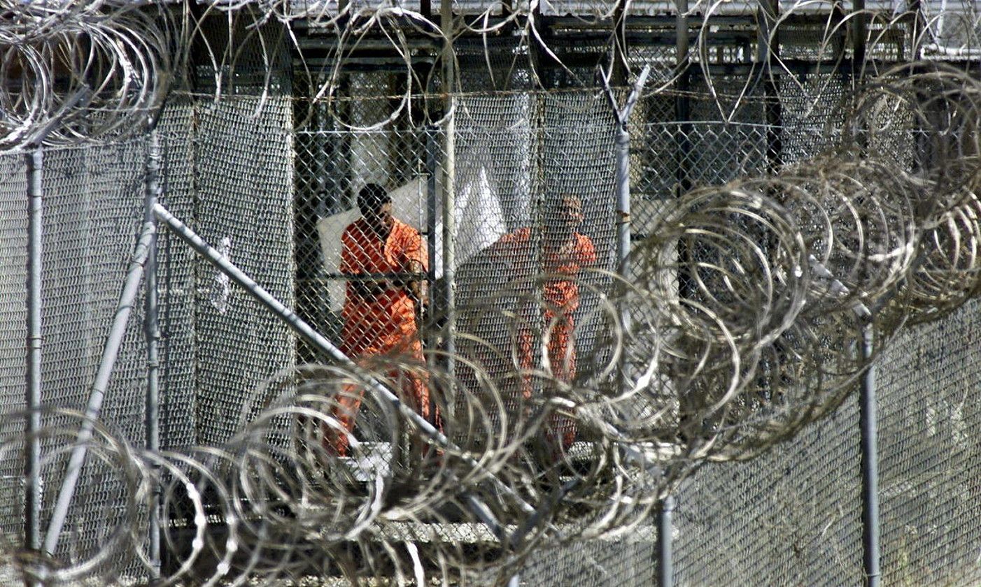 Guantanamoko espetxeko bi preso, artxiboko irudi batean. J. SCOTT APPLEWHITE / EFE.