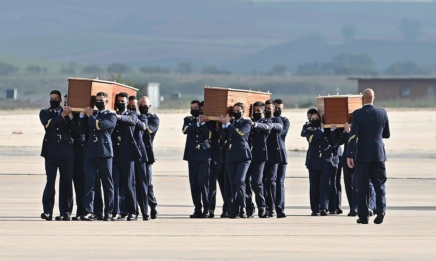 Espainiako militarrak hildakoen zerraldoak eramaten, atzo, Madrilen. F.V. / EFE.