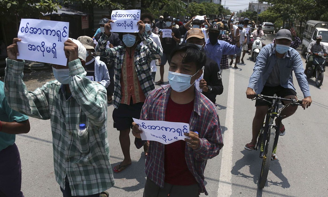 Gobernuaren kontrako protestak egin dituzte azken asteetan Myanmarren. STR.