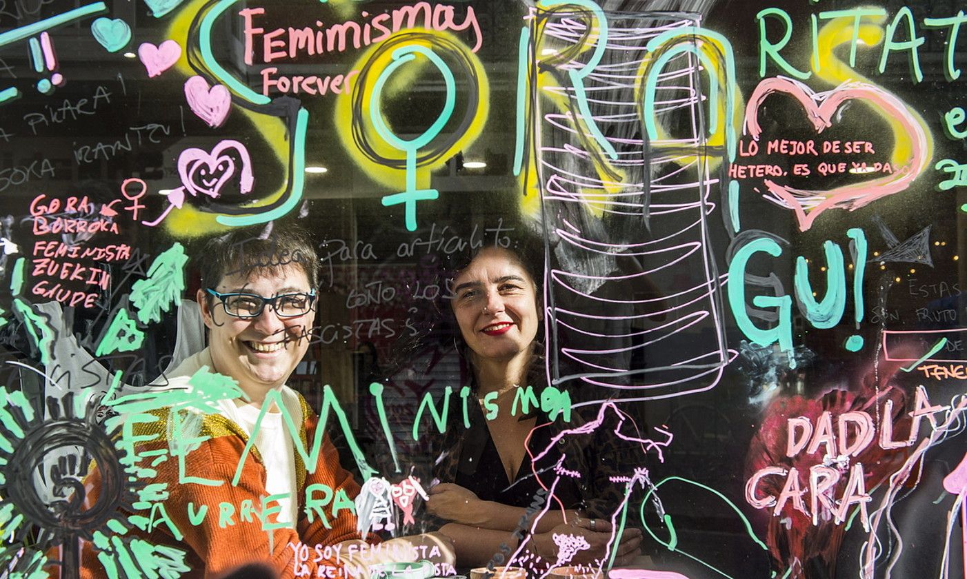 Pikara Magazine aldizkariaren egoitzaren erakusleihoan pintaketak egin dituzte azken bi urteetan. MARISOL RAMIREZ / FOKU. Pikara Magazine aldizkariaren egoitzaren erakusleihoan pintaketak egin dituzte azken bi urteetan. MARISOL RAMIREZ / FOKU.