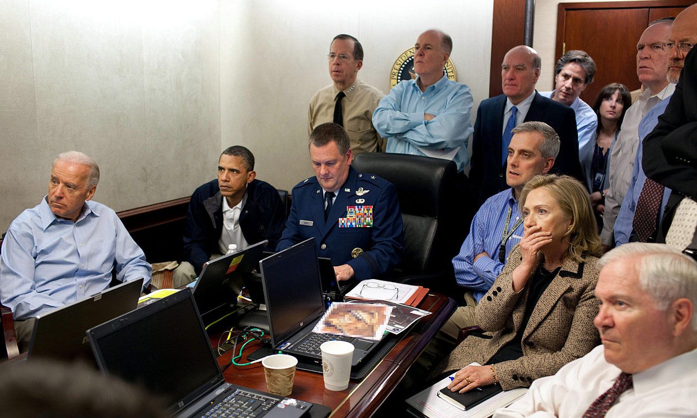 Barack Obama AEBeko presidente ohia eta haren kabineteko beste kideak, Bin Ladenen aurkako operazioa zuzenean jarraitzen, 2011n. PETE SOUZA / EFE.