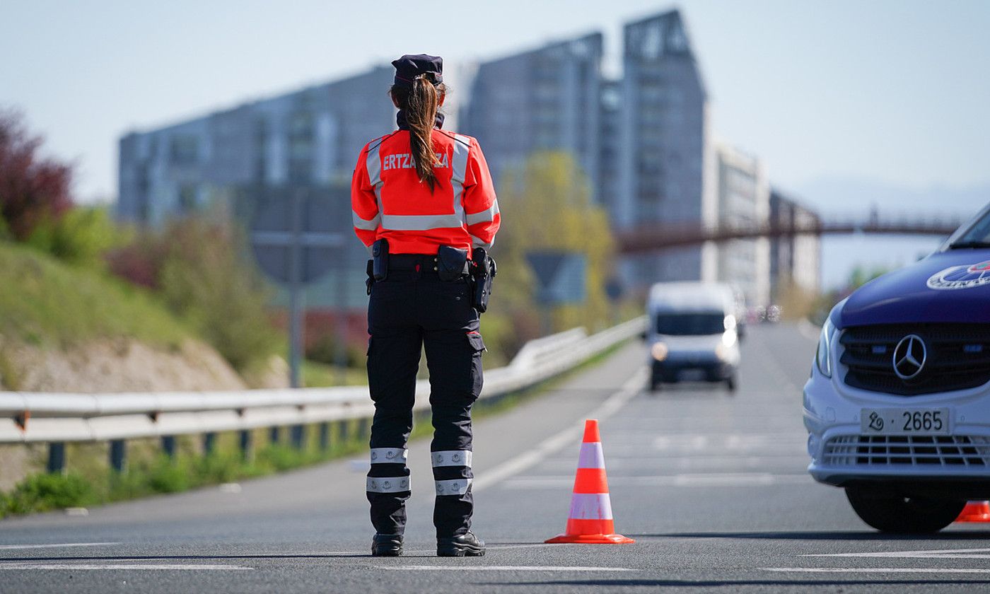 Ertzaintzaren errepide kontrol bat, Gasteizko irteeran. ENDIKA PORTILLO/ FOKU.