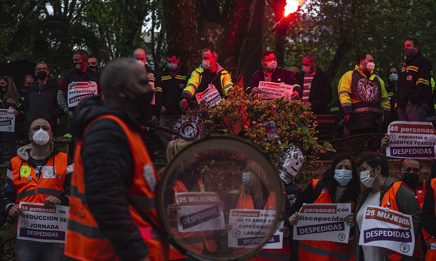 ITP Aero Castingeko langileek epaitegiaren aurrean egin zuen protesta, iragan asteko asteartean. Tubacex eta Aernnovakoak ere bildu zitzaizkien. A. L. / FOKU.