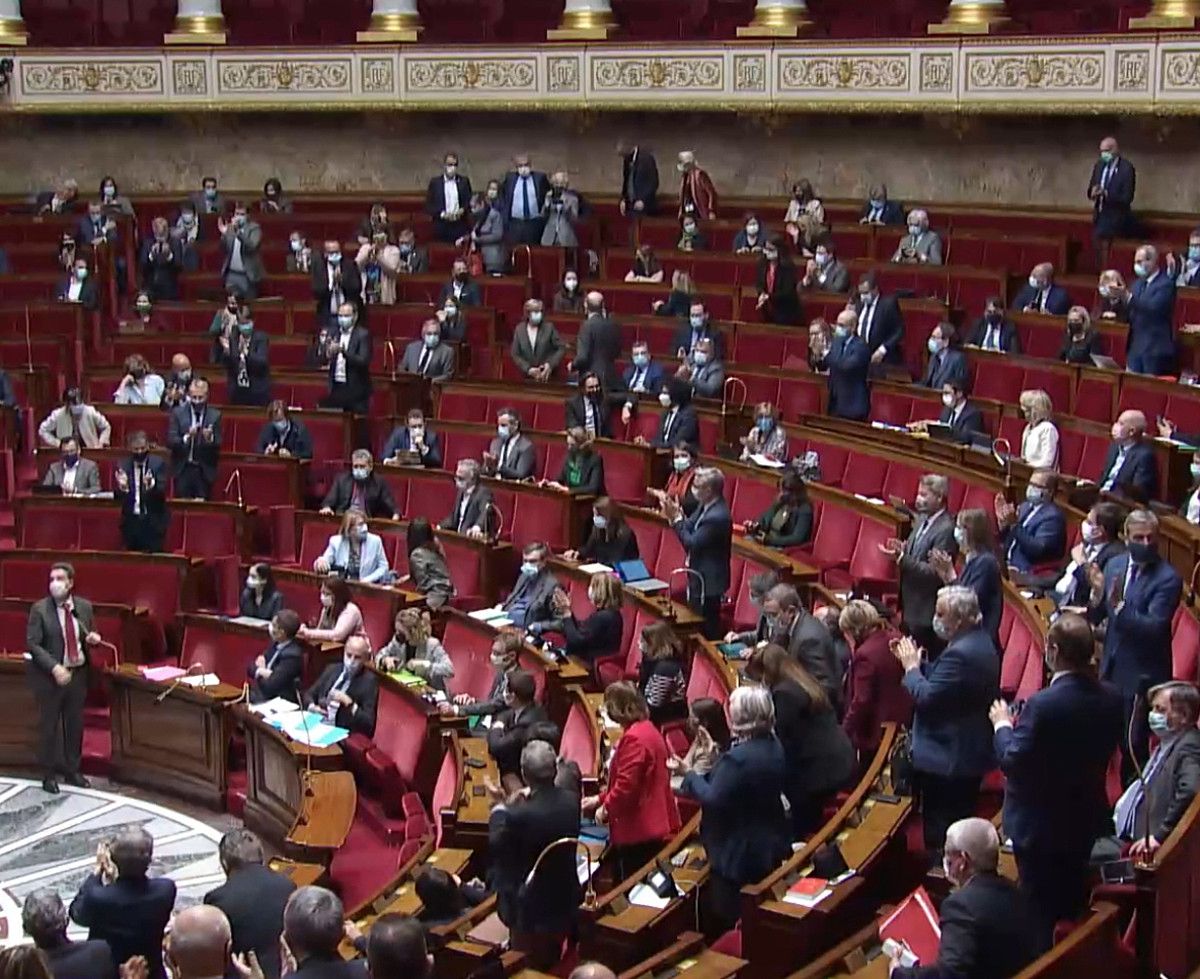 Diputatuak, apirilaren 8an, Frantziako Asanblean hizkuntza gutxituen legea onartu izana ospatzen. BERRIA. Diputatuak, apirilaren 8an, Frantziako Asanblean hizkuntza gutxituen legea onartu izana ospatzen. BERRIA.