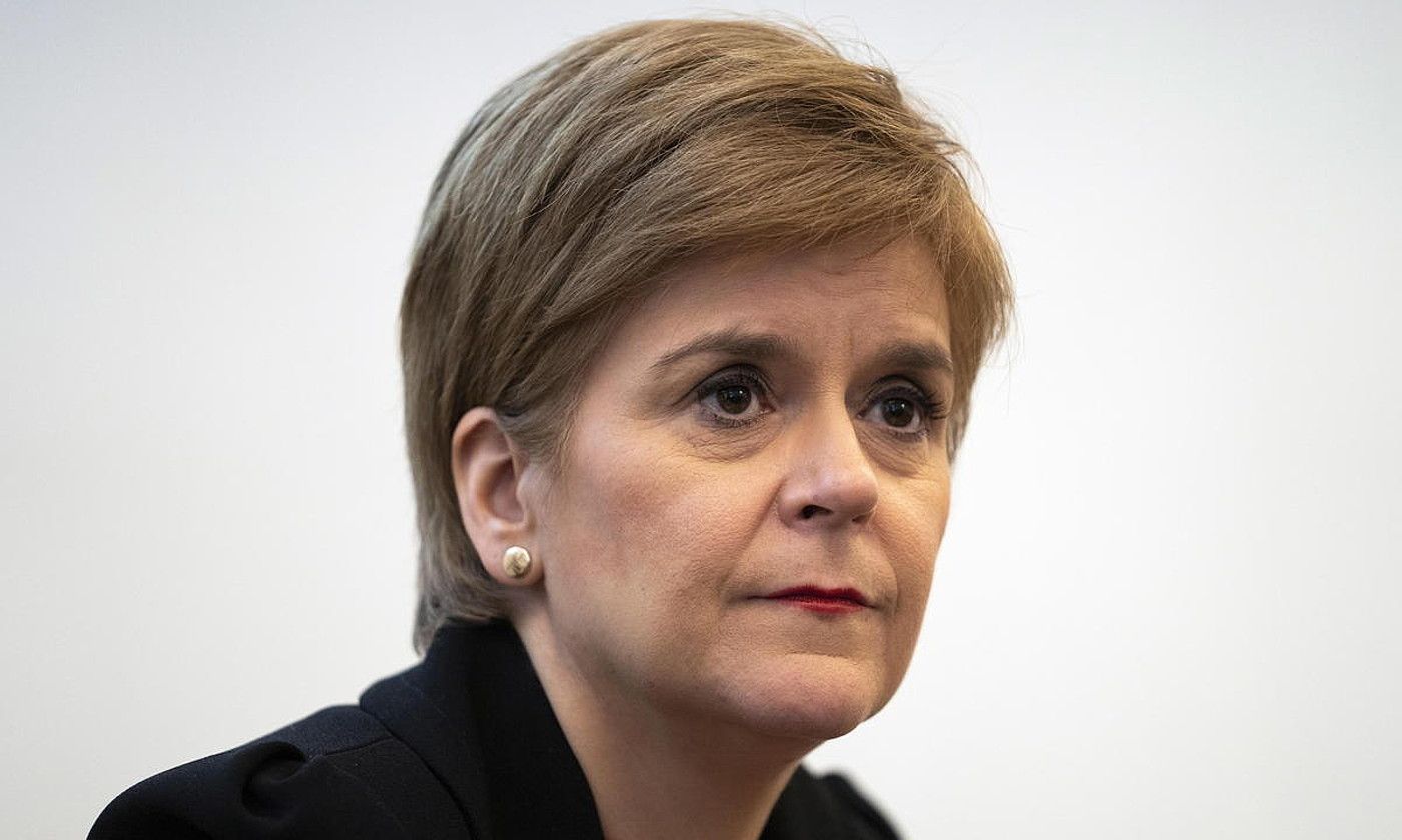 Nicola Sturgeon Eskoziako lehen ministroa, iragan otsailean, hauteskunde kanpaina hasi aurreko hitzordu batean. WILL OLIVER / EFE.