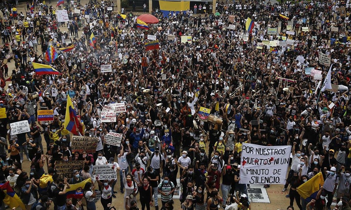 Kolonbiako Gobernuaren aurkako manifestariak, herenegun, Medellinen. LUIS EDUARDO NORIEGA A. / EFE.