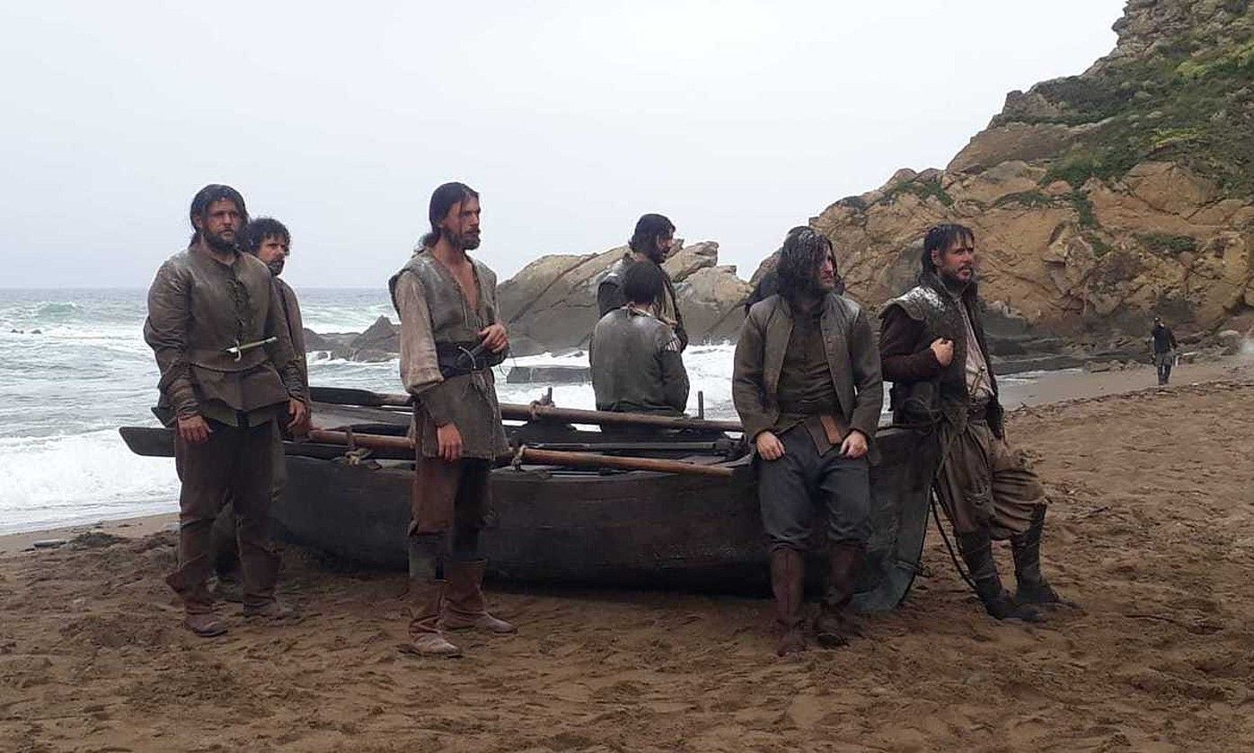 Sin límites telesaileko aktore eta figurante batzuk, herenegun, Getxoko Gorrondatxe hondartzan. BILBAO BIZKAIA FILM COMMISION. Sin límites telesaileko aktore eta figurante batzuk, herenegun, Getxoko Gorrondatxe hondartzan. BILBAO BIZKAIA FILM COMMISION.