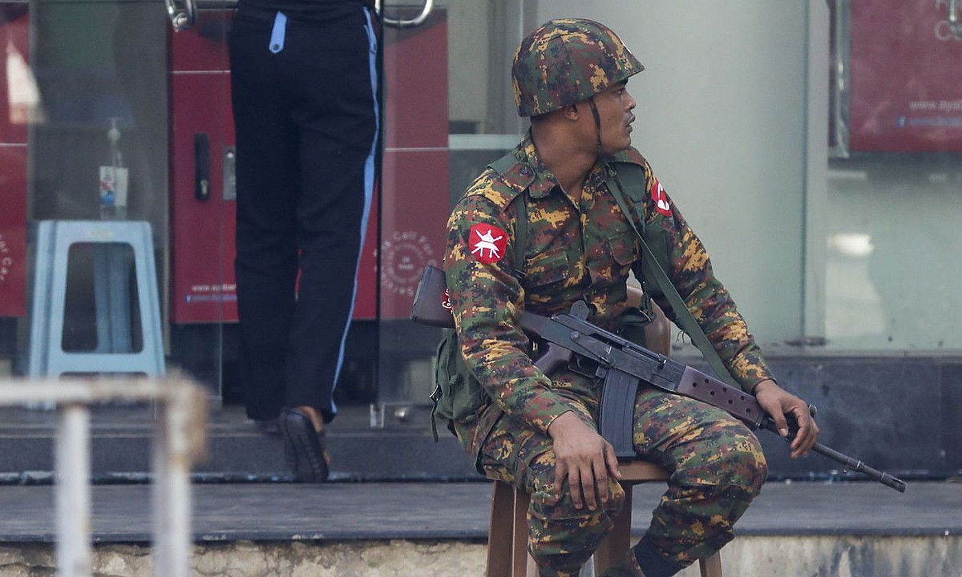 Myanmarko armadako soldadu bat, Yangon hirian. EFE.
