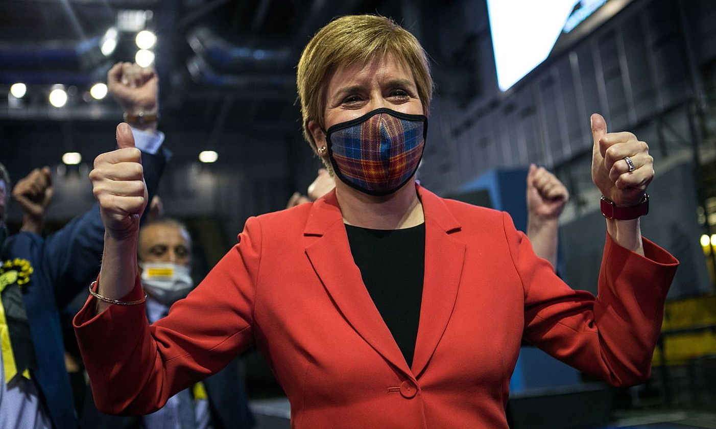 Nicola Sturgeon Eskoziako lehen ministroa, atzo, Glasgow hegoaldeko barrutian. ROBERT PERRY / EFE.