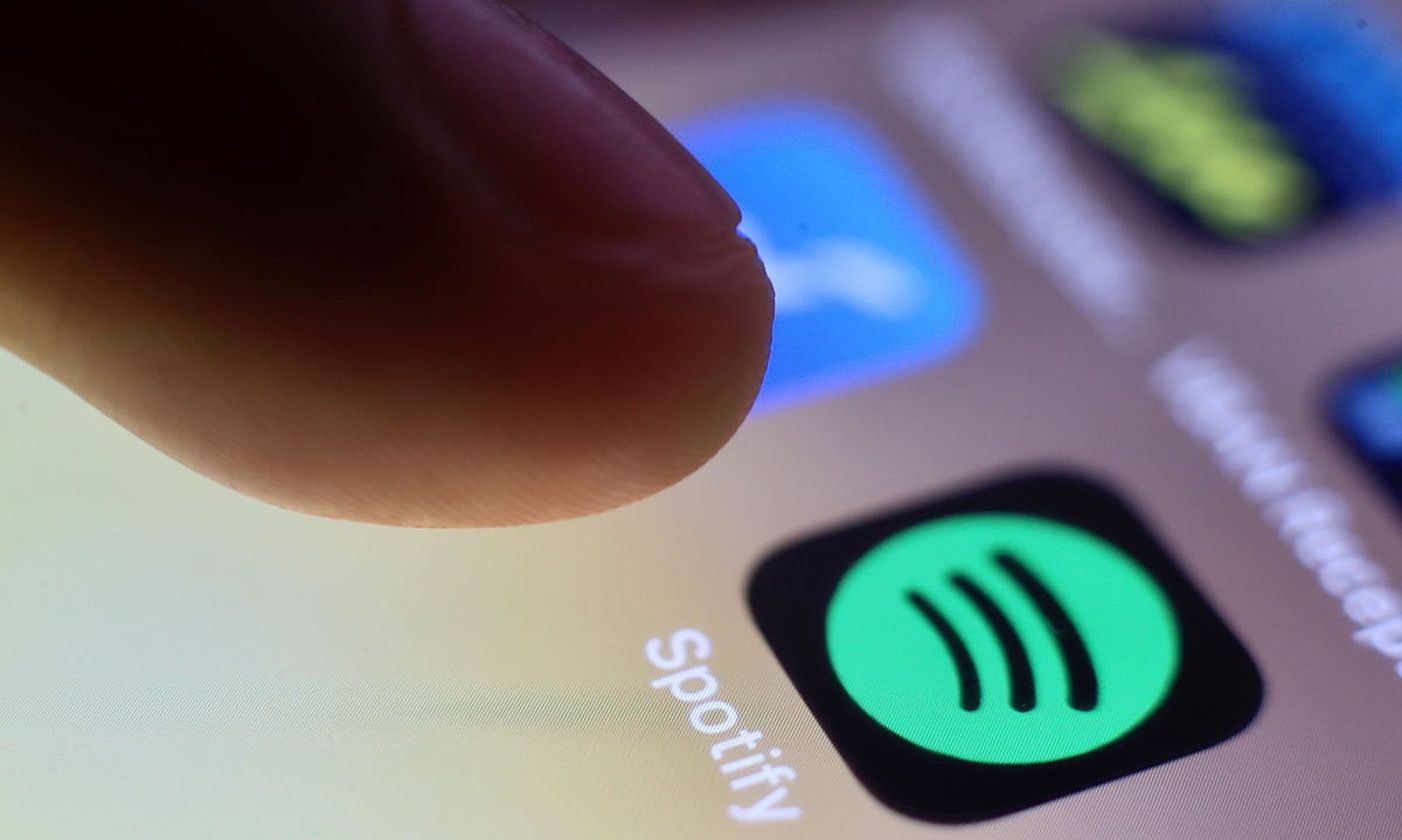 Ameriketako Estatu Batuetan, Spotifyk aurrea hartu dio Apple konpainiari podcasten entzuletan. RITCHIE B. TONGO / EFE.