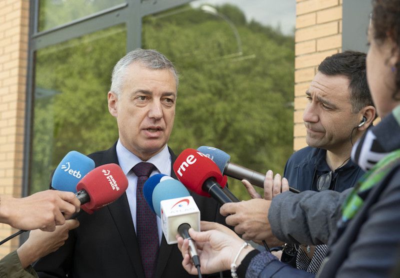 Iñigo Urkullu, gaur, Urrutikoetxearen atxiloketari buruz kazetarien galderak erantzuten. IREKIA.