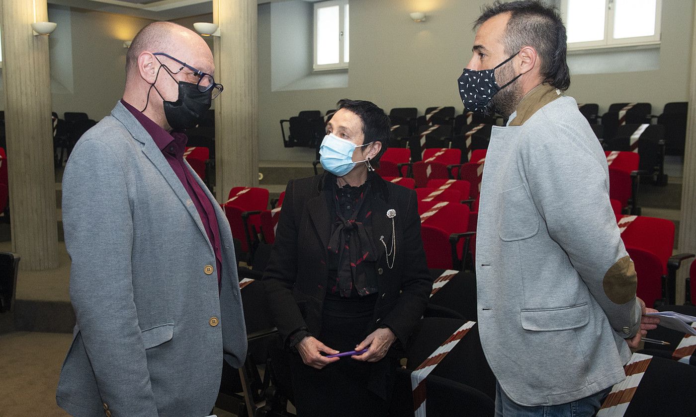 Ezkerretik eskuinera, Alfonso Zenon, Jone Goirizelaia eta Aiert Larrarte abokatuak, atzo BIlbon eginiko agerraldian. MONIKA DEL VALLE / FOKU. Ezkerretik eskuinera, Alfonso Zenon, Jone Goirizelaia eta Aiert Larrarte abokatuak, atzo BIlbon eginiko agerraldian. MONIKA DEL VALLE / FOKU.
