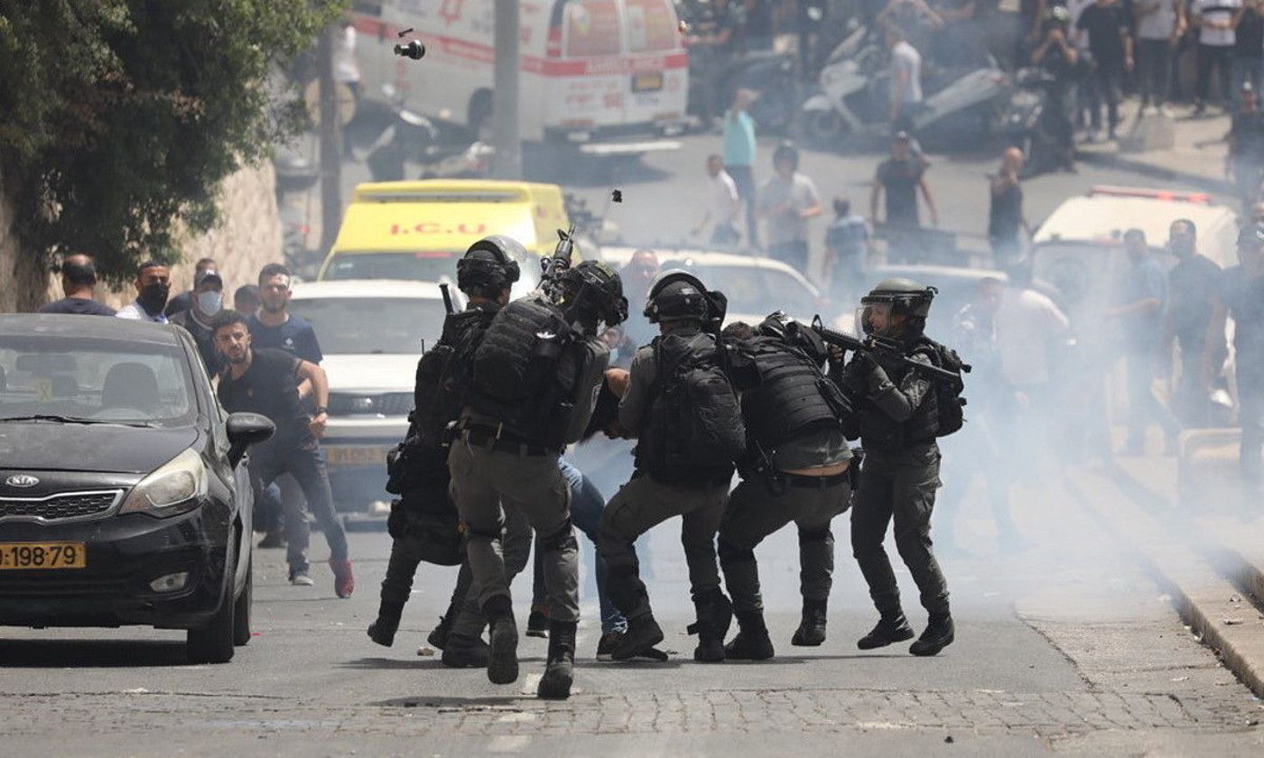 Israelgo Polizia palestinar bat atxilotzen, Jerusalemgo Meskiten Zabalgunearen inguruan. ABIR SULTAN / EFE.