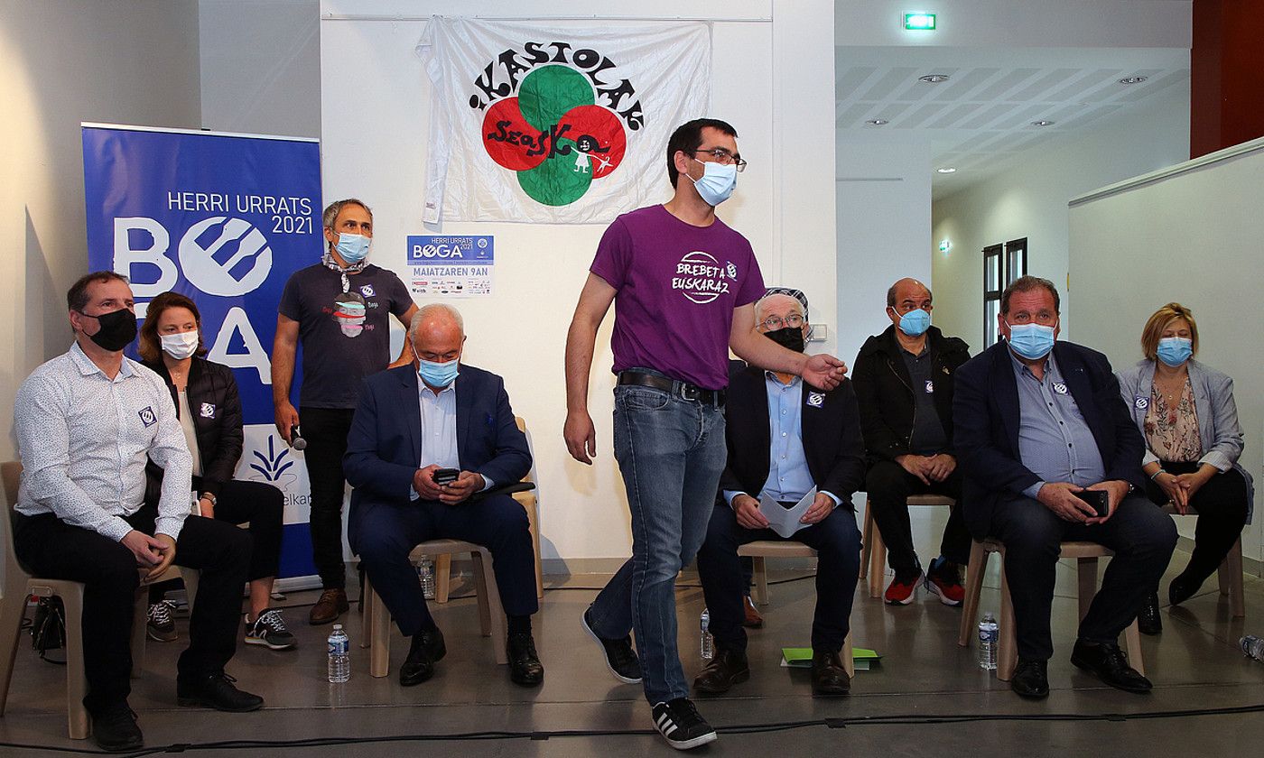 Prentsaurrekoa Senperen. Peio Jorajuria Seaskako lehendakariak hartu zuen hitza eta aldarikatu zuen hezkuntza sistema propioa. BOB EDME. Prentsaurrekoa Senperen. Peio Jorajuria Seaskako lehendakariak hartu zuen hitza eta aldarikatu zuen hezkuntza sistema propioa. BOB EDME.